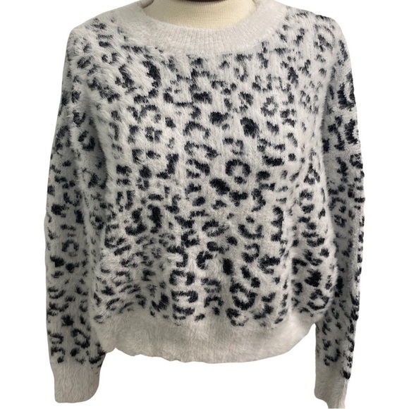 Francesca’s Mi Ami Eyelash Cozy Sweater White & Black Size Medium - Picture 3 of 10